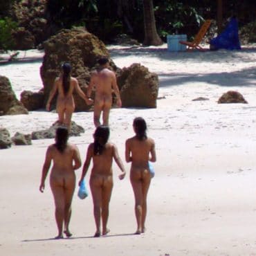 Menschen am Nackt Strand