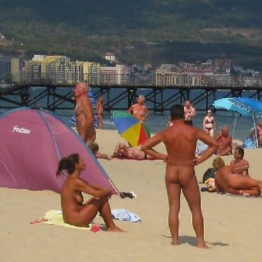 Viele Nackt am Strand