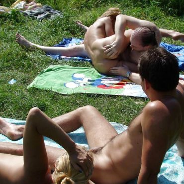 Nackt im Park Sex beobachten