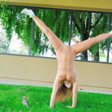 Nacktgymnastik Handstand