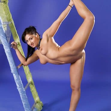 Nacktgymnastik an der Leiter