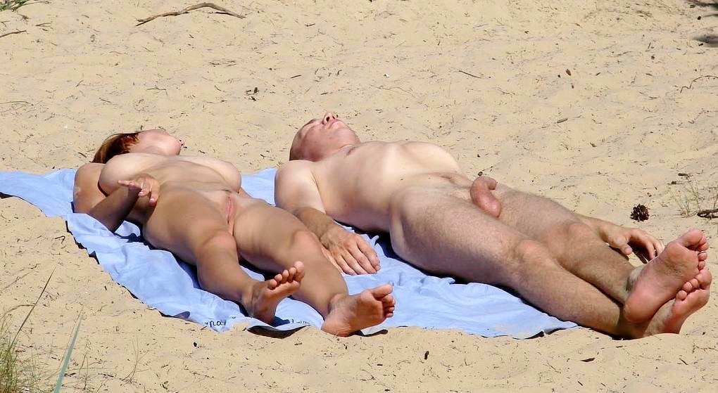 Nackte Menschen Suchen Am Strand Immer Wieder Nach Sex-Kontakten