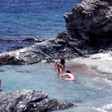 Nacktbaden in der Grotte